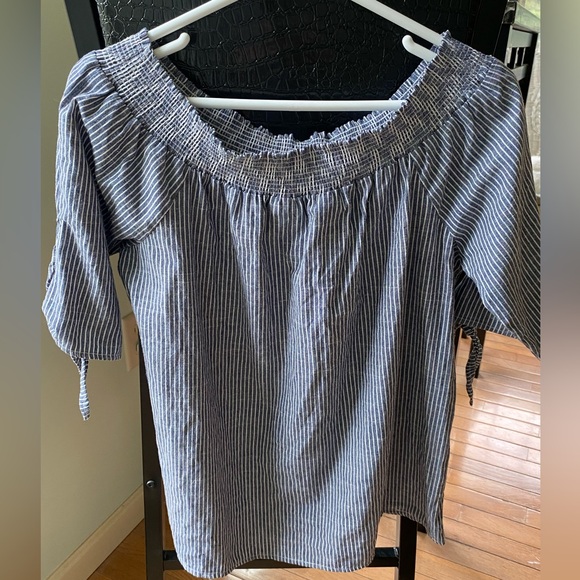 NWOT Michelle Thomas cold shoulder striped  top - Picture 3 of 16